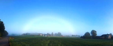 Mistboog tijdens het oplossen van de mist in het eerste weekend van de herfst.