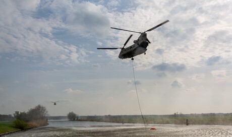 Chinook helikopters oefenen met bucket