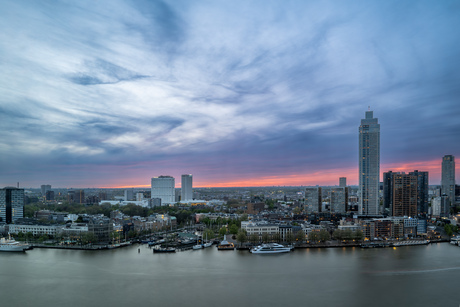 Rotterdam met Zalmtoren in het blauwe uur