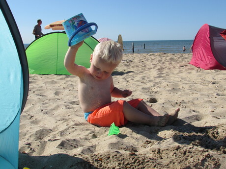 Spelen op het strand