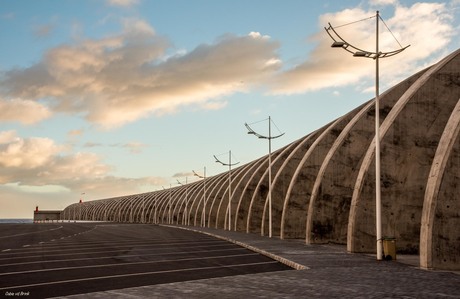 Golfbrekers in de haven van Tazacorte - La Palma