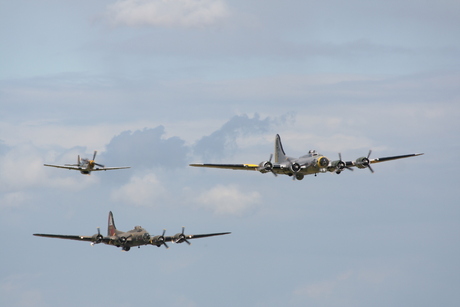 B-17 formatie en P51 Mustang