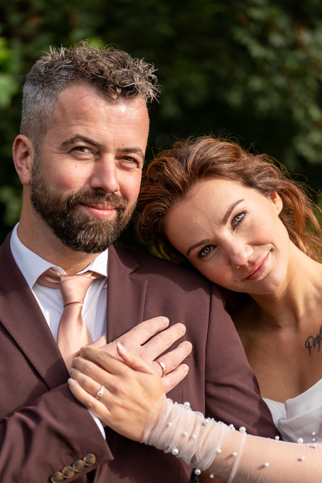 Model staan als bruid en bruidegom