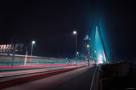 Erasmusbrug - verkeer in de nacht