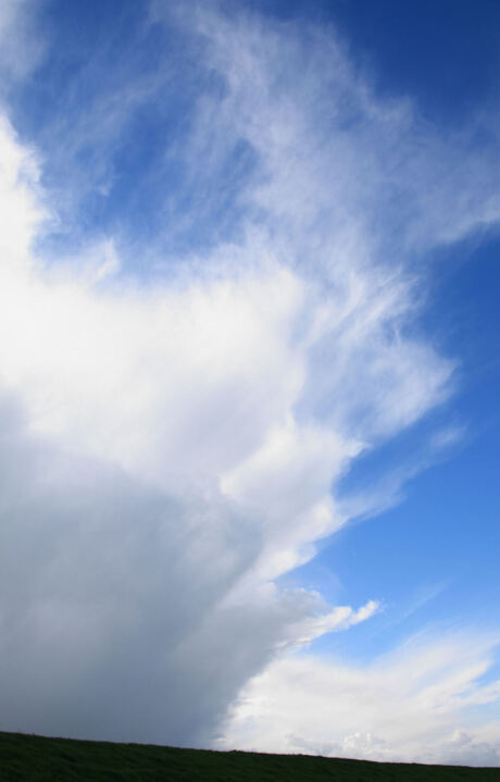 Bewolkte dijk