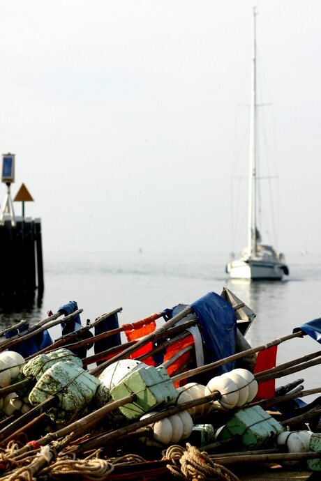 naar haven terugkerende zeilboot