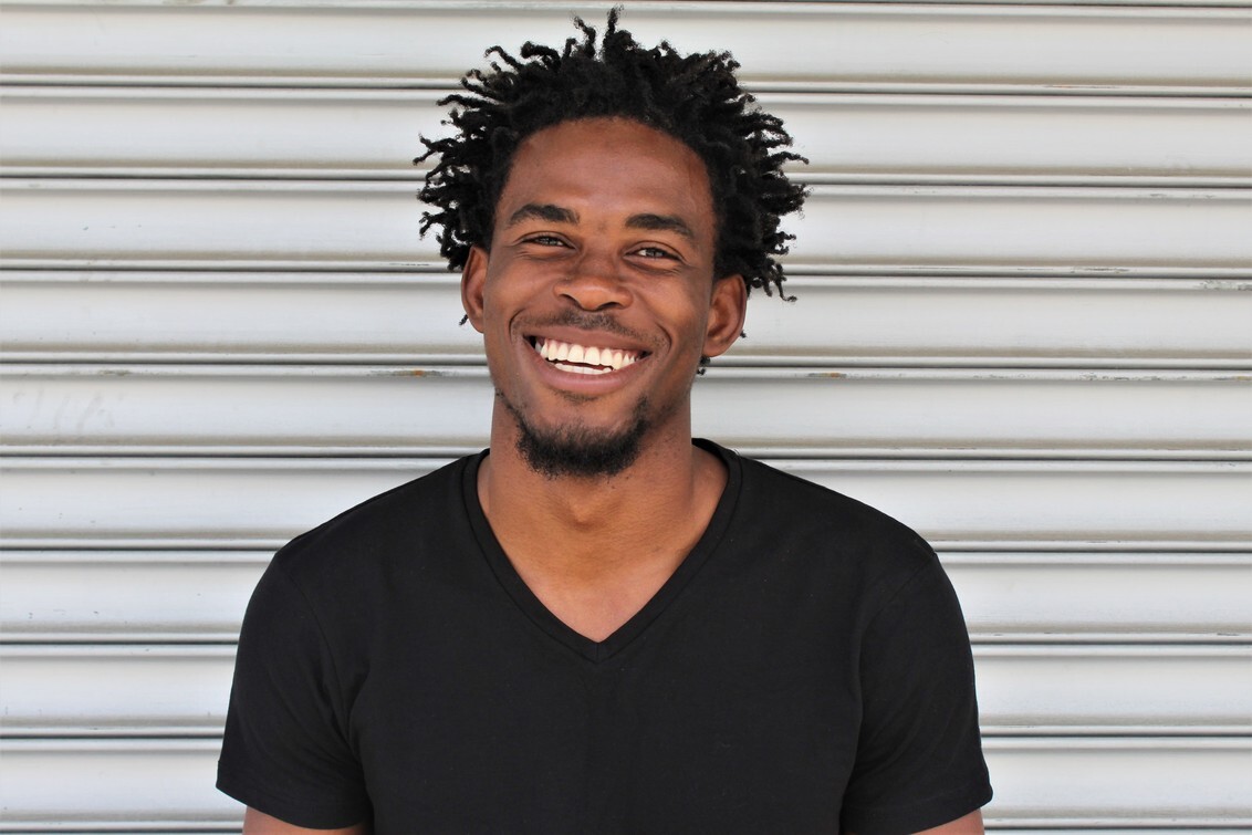 Faces of Suriname - Portret van een Surinaamse man. - foto door Shannonbos op 20-06-2019 - deze foto bevat: man, portret, model, ogen, haar, jongen, straatfotografie, fotoshoot