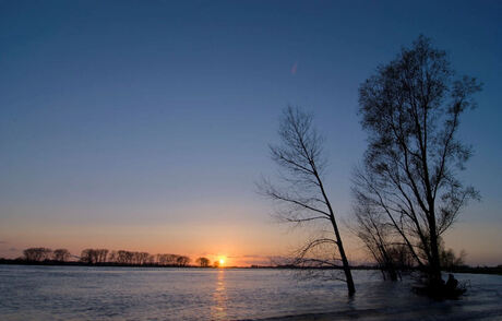 Zonsondergang aan de Waal