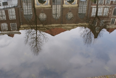 weerspiegeling in gracht