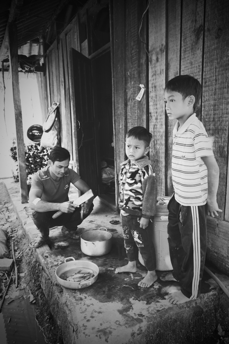 vietnam, vader met twee zonen