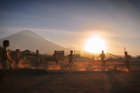 Voetballen bij de vulkaan