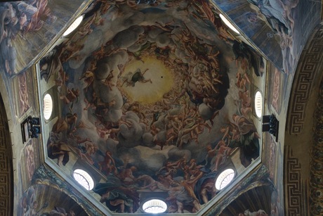Fresco in de centrale koepel van de dom in Parma