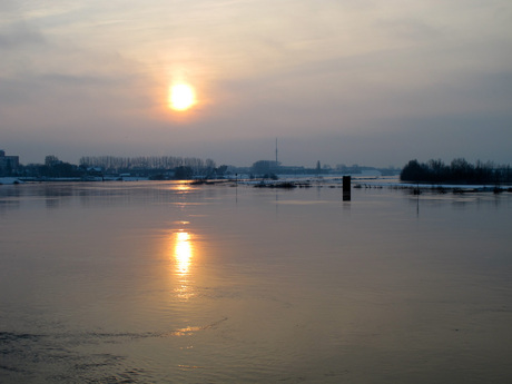 Opkomende zon bij de IJssel