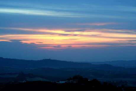 Zonsondergang in de monferrat/italie