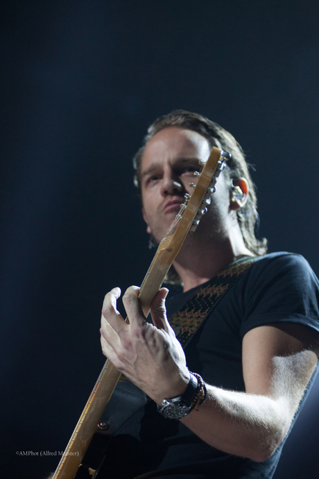 Gitarist uit orkest van Eric van Tijn