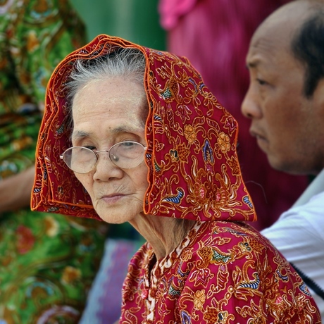 vrouw bij de Schwedagon pagode.jpg