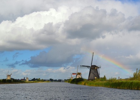 Molens tegen mooie wolkenlucht met regenboog.JPG