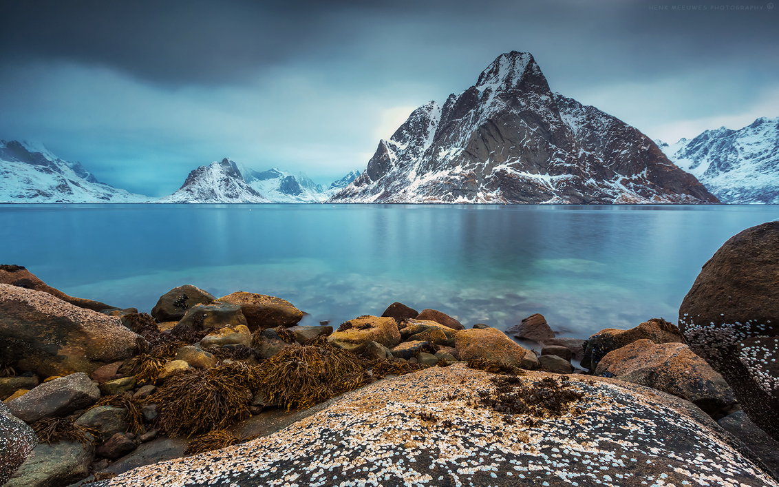 A thin layer of ice(2) - Ik ben de beroerdste niet.
Hier dan een opname vanaf een rots verder zonder steiger ;-)

Het blijft een beetje tobben met de verzadiging van blauw - foto door HMeeuwes op 26-01-2019 - deze foto bevat: uitzicht, zee, water, panorama, natuur, sneeuw, vakantie, ijs, landschap, bergen, kust, noorwegen, berg, lofoten, rotsen, fjord, keien, wier, reine, lange sluitertijd, zeeijs, henk meeuwes