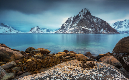 A thin layer of ice(2) - Ik ben de beroerdste niet.
Hier dan een opname vanaf een rots verder zonder steiger ;-)

Het blijft een beetje tobben met de verzadiging van blauw - foto door HMeeuwes op 26-01-2019 - deze foto bevat: uitzicht, zee, water, panorama, natuur, sneeuw, vakantie, ijs, landschap, bergen, kust, noorwegen, berg, lofoten, rotsen, fjord, keien, wier, reine, lange sluitertijd, zeeijs, henk meeuwes