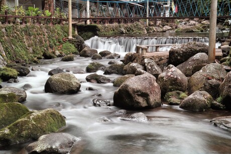 Stromend water uit de berg