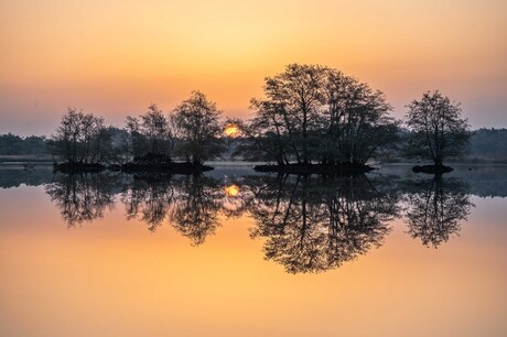 Een betoverende zonsopkomst in November