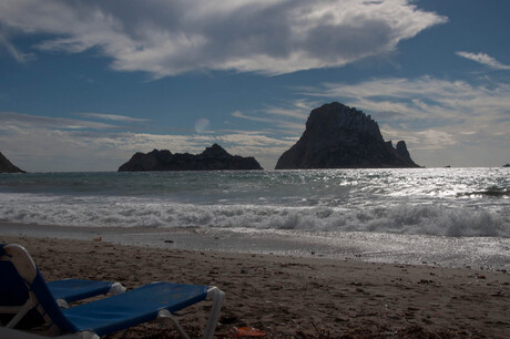 Mooi uitzicht vanaf een strand op Ibiza