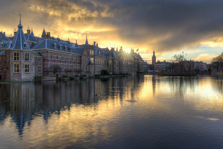 Donkere wolken boven het Binnenhof en Hofvijver