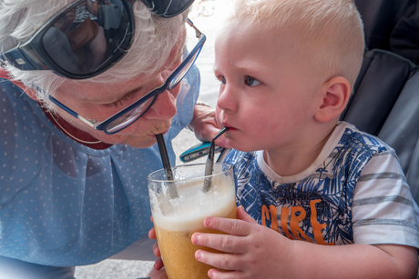 Samen een smoothie drinken.