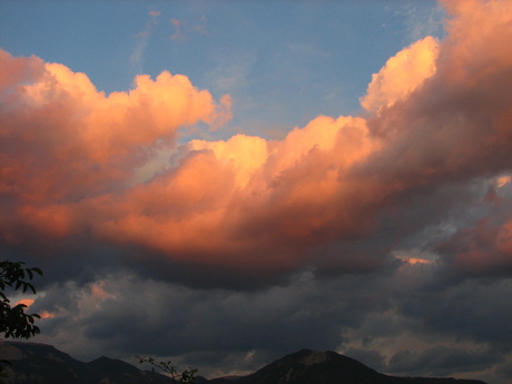 Avondzon in de wolken