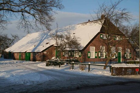 Besneeuwde boerderij