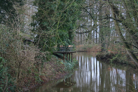 Zitten boven de gracht