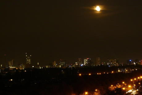 Rotterdam nacht maan