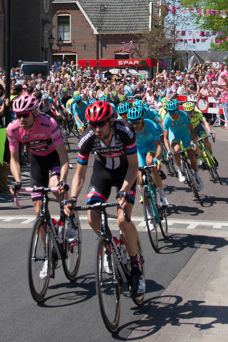 Tom Dumoulin in het peleton bij doorkomst Giro in Hummelo