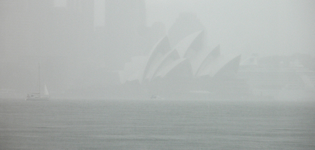 Opera House Sydney in zware regenbui.jpg