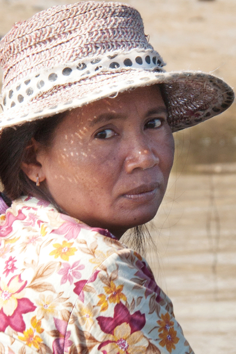 Faces of Cambodja -33- treurige vrouw