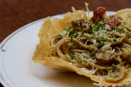 Pesto spaghetti in kommetje van parmezaanse kaas