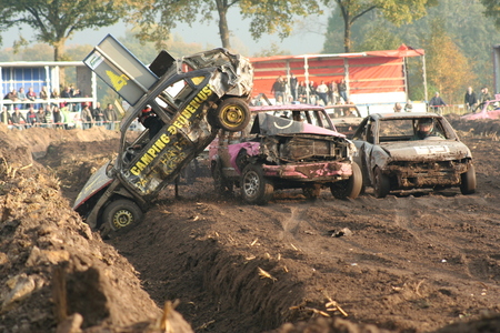 Vloddercross 1 - Die ene deelnemer van de vloddercross in Glanerbrug, is nu de ...!!

Zie graag de opmerkingen tegemoet wat betreft aandachtspunten (ook voor foto V - foto door Michel71 op 21-10-2007 - deze foto bevat: auto, cross, wrak, bagger, botsing