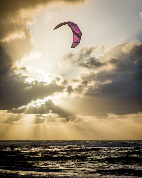 Kitesurfer in zee bij Ameland