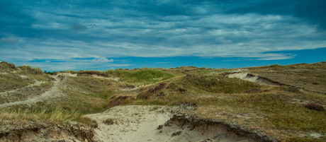 Grauwe wolken boven Texel