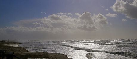 strand wijk aan zee bij storm