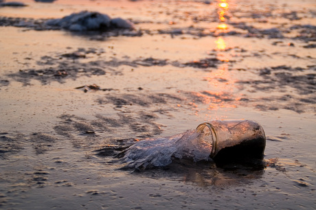 bevroren zeewater in een potje