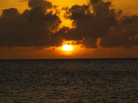 mooie zons ondergang op Aruba