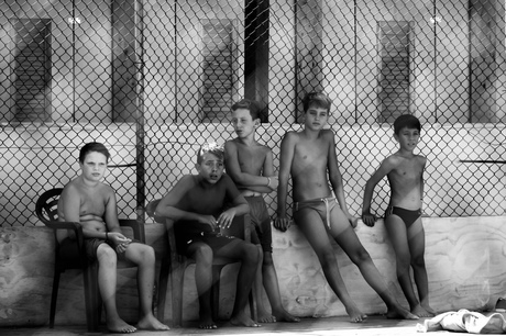 Italiaanse jongetjes wachten op beurt om te voetballen