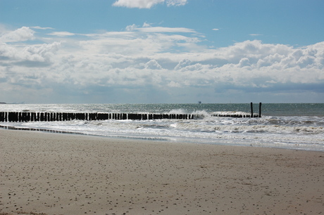 Mooie lucht, wilde zee