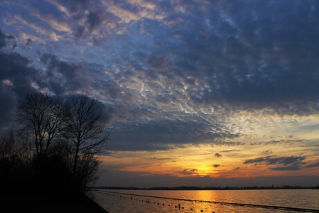 Zonsondergang aan het meer