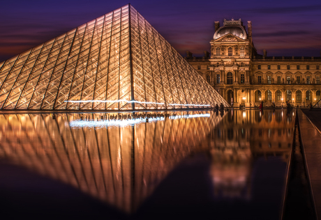 Louvre plein Parijs tijdens einde blauwe uur.