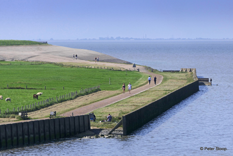 Stroe wandelaars buitendijks