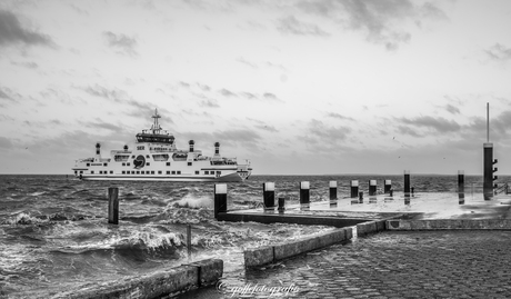 Hoog water bij de pier van Holwerd