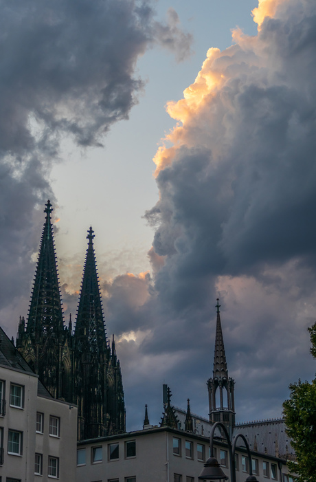 Donkere wolken boven Keulen - Jan Korebrits