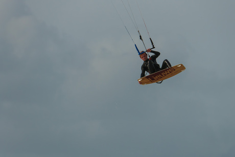 kitesurfer aan het springen door de lucht